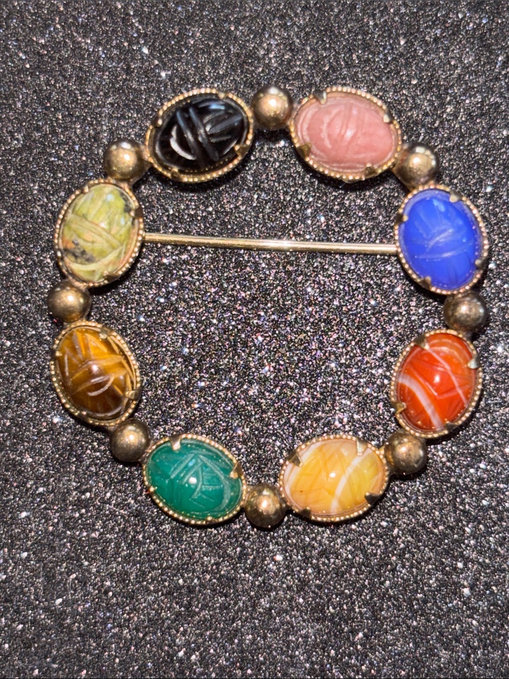 VINTAGE CIRCULAR SEMI-PRECIOUS AND GOLD FILLED SCARAB BROOCH - Picture 1 of 5